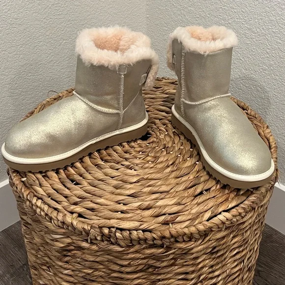 UGG Sparkly Gold Cream Mini Bailey Bow Boots Sherling - Picture 1 of 12